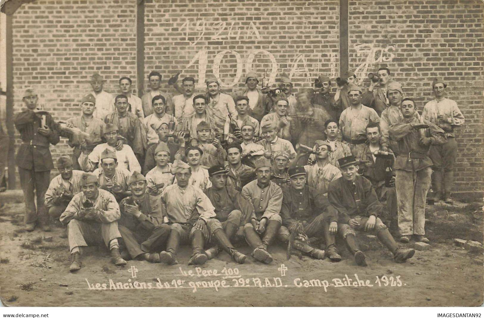 57 BITCHE #AS38360 CARTE POSTALE PHOTO LES ANCIENS DU 1ER GROUPE 39E RAD CAMP BITCHE 1925 - Bitche