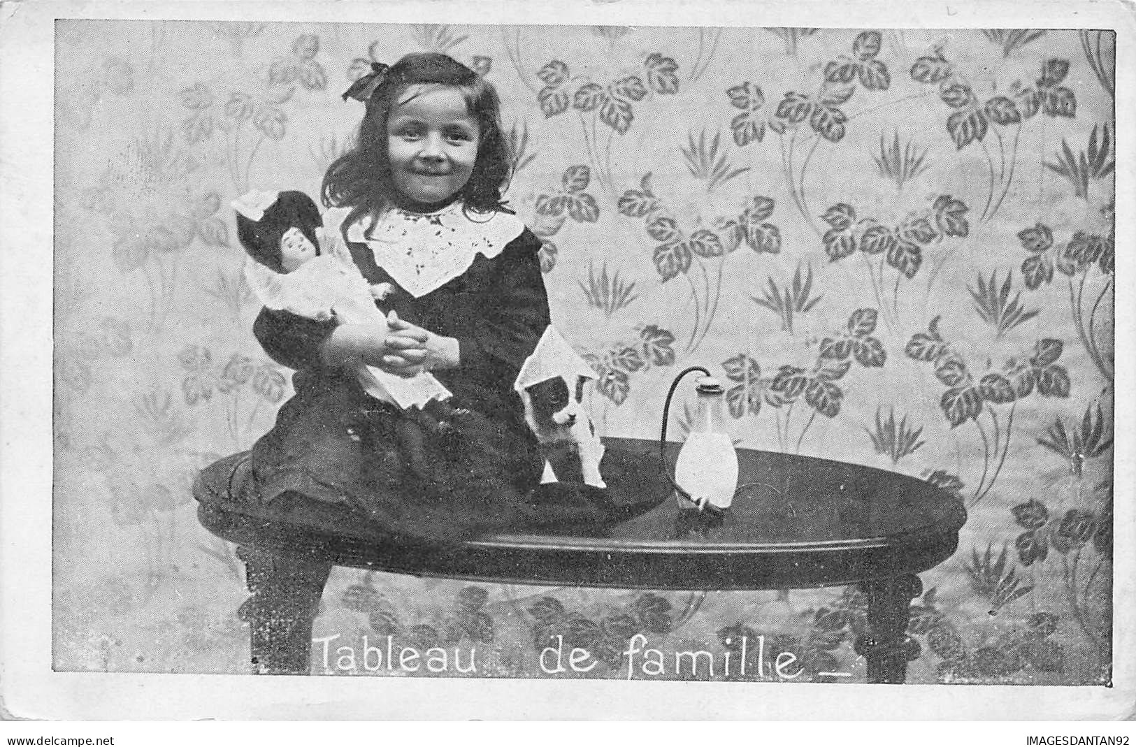 JOUETS #MK45859 TABLEAU DE FAMILLE UNE FILLETTE ASSIS SUR UNE TABLE AVEC SA POUPEE - Spielzeug & Spiele