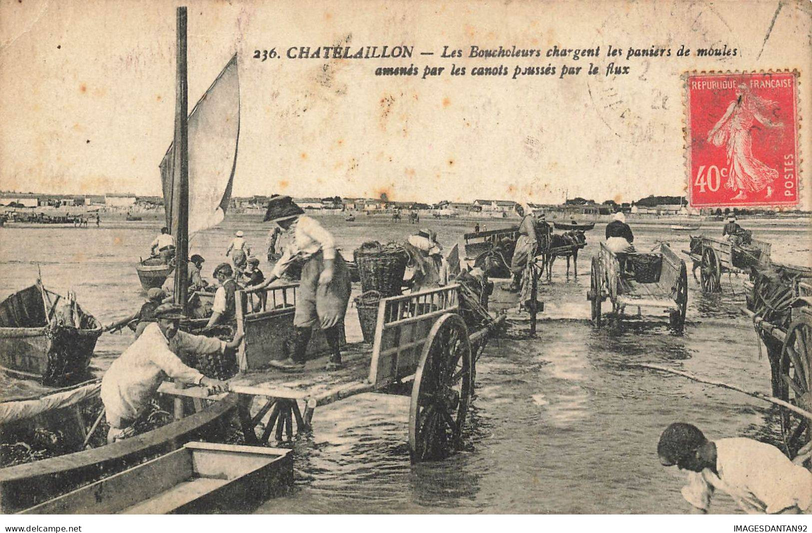 17 CHATELAILLON #MK45107 LES BOUCHOLEURS CHARGENT LES PANIERS DE MOULE AMENES PAR LES CANOTS POUSSES PAR LE FLUX - Châtelaillon-Plage