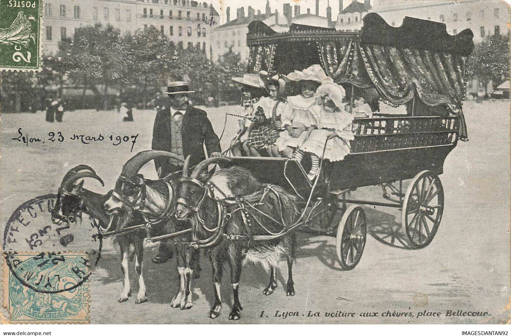 69 LYON #MK48092 LA VOITURE AUX CHEVRES PLACE BELLECOUR - Lyon 1