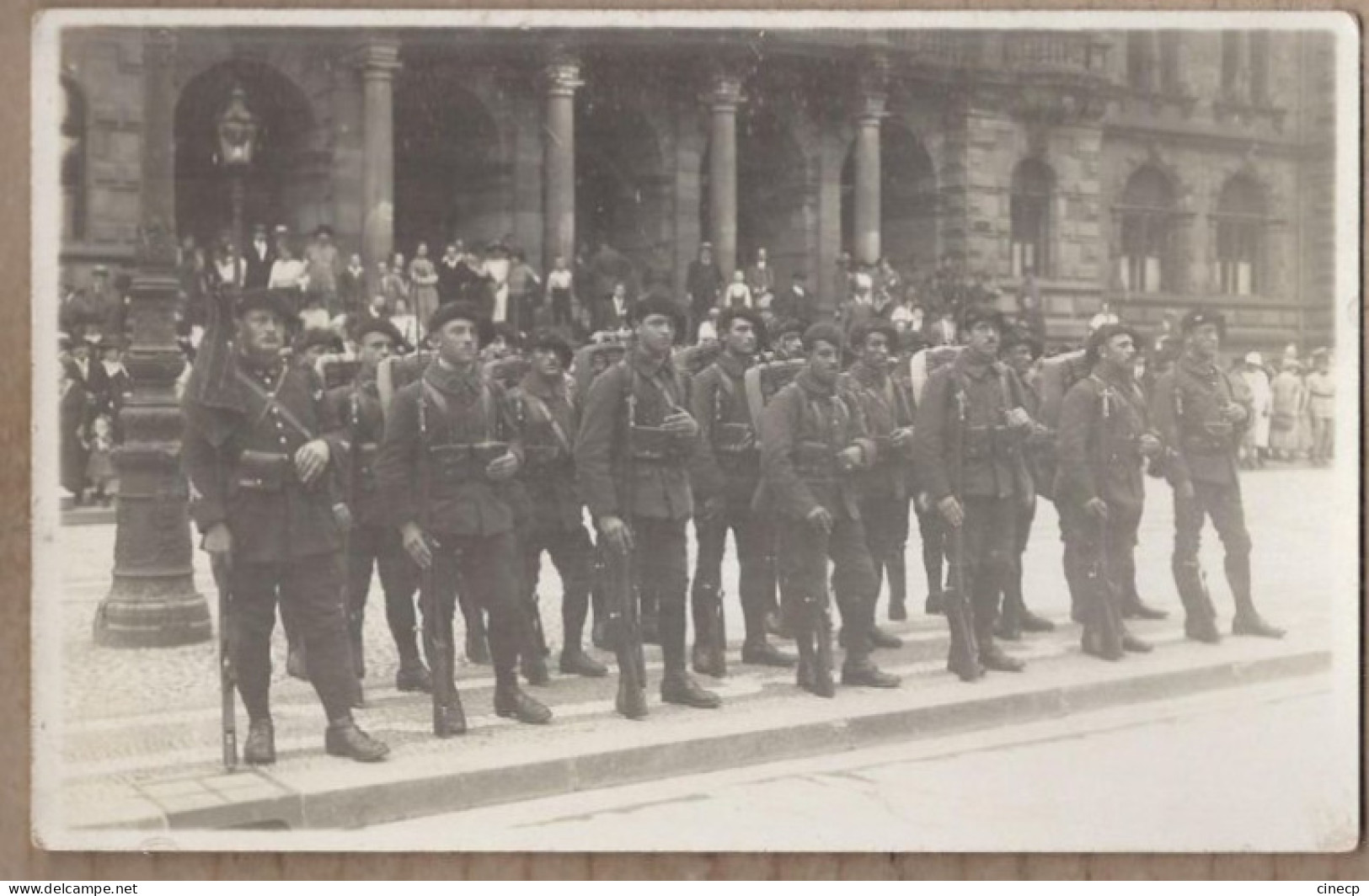 CARTE PHOTO MILITARIA - CHASSEURS ALPINS - TB PLAN En CP Photo Groupe Chasseur Alpin Devant Grand Bâtiment - Regimente