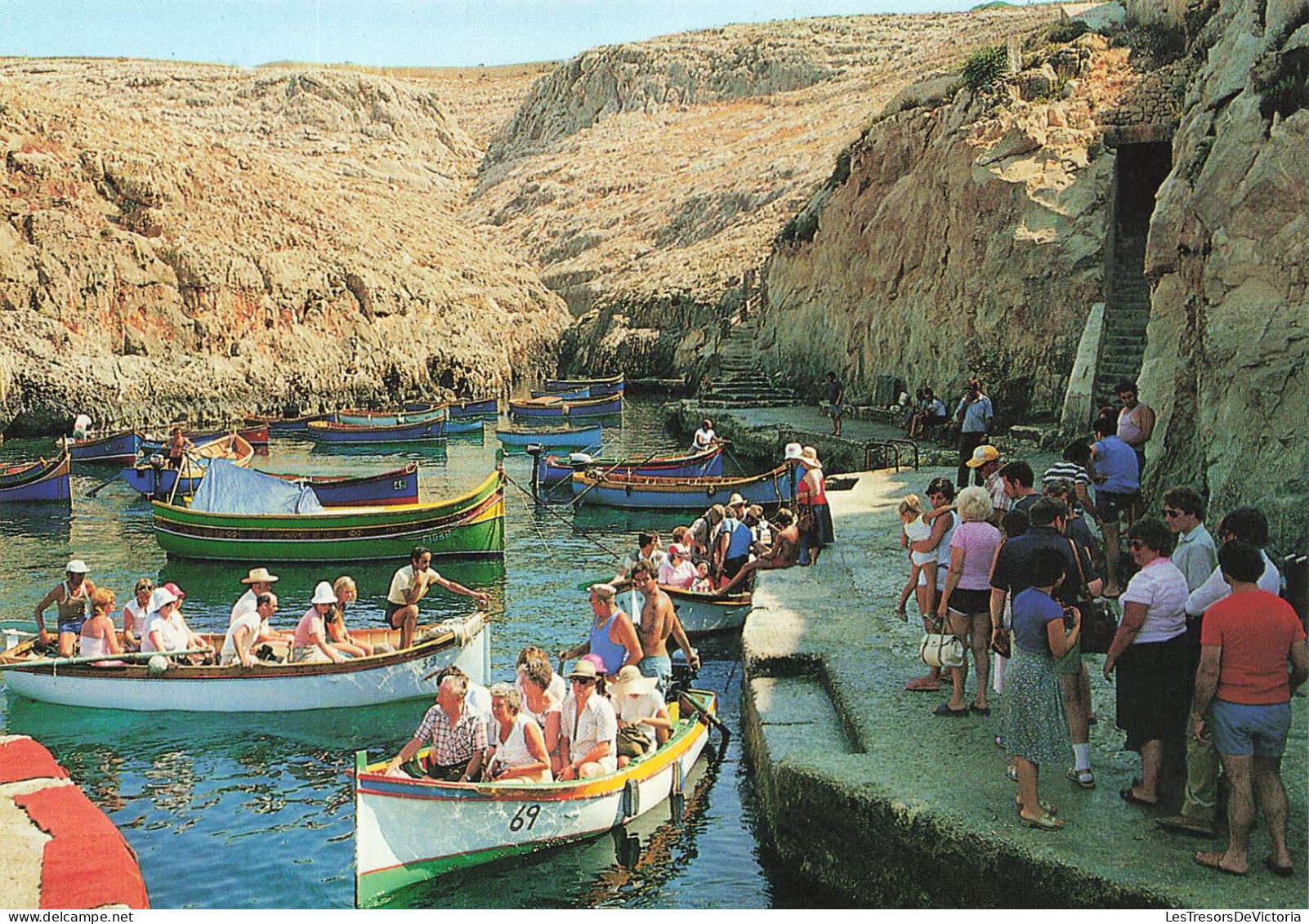 MALTE - Passenger Boats - Wied Iz-Zurrieq - Malta - Animé - Barques - Carte Postale - Malte