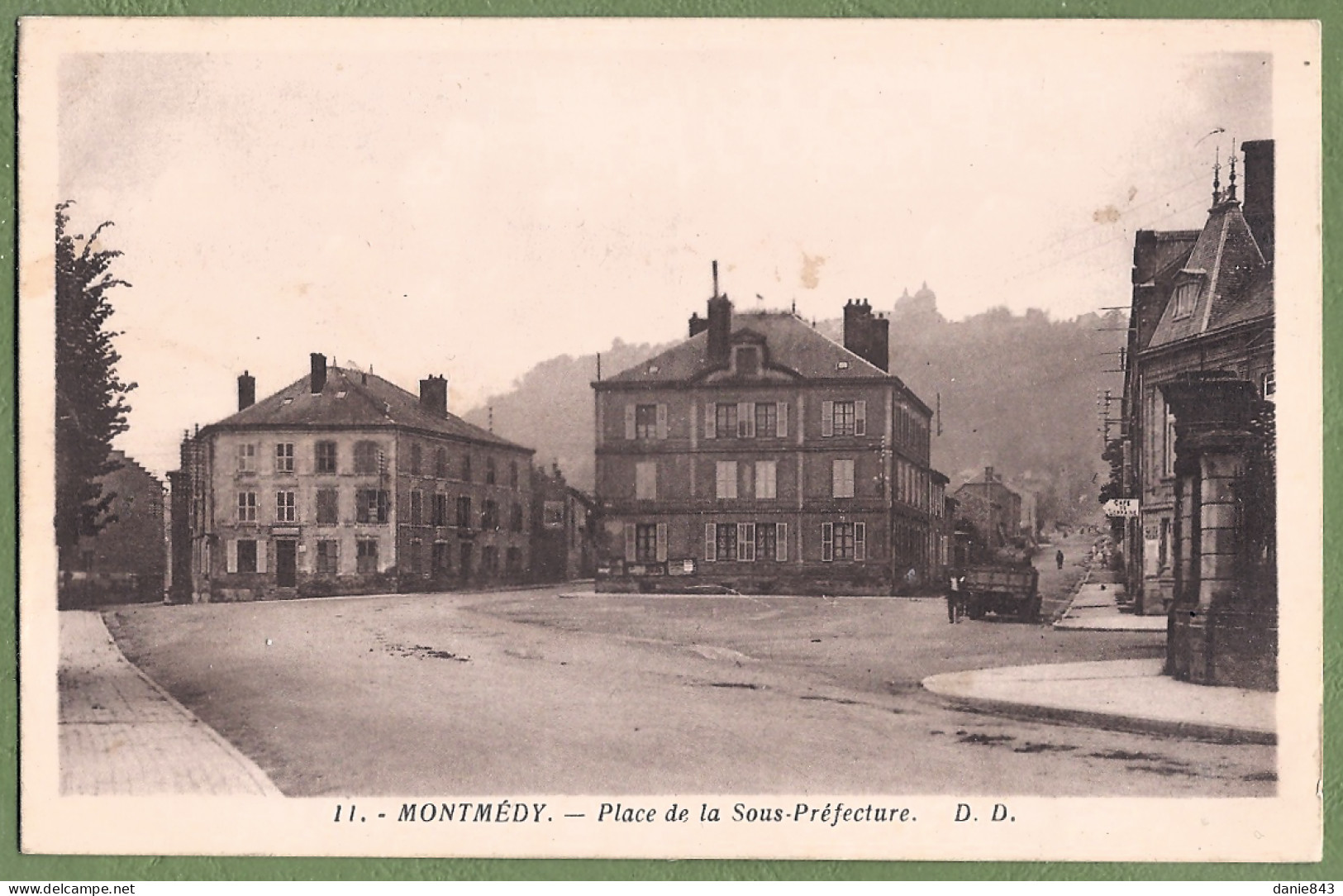 CPA Vue Rare - MEUSE - MONTMEDY - PLACE DE LA SOUS PRÉFECTURE -  Petite Animation, Véhicule - Montmedy