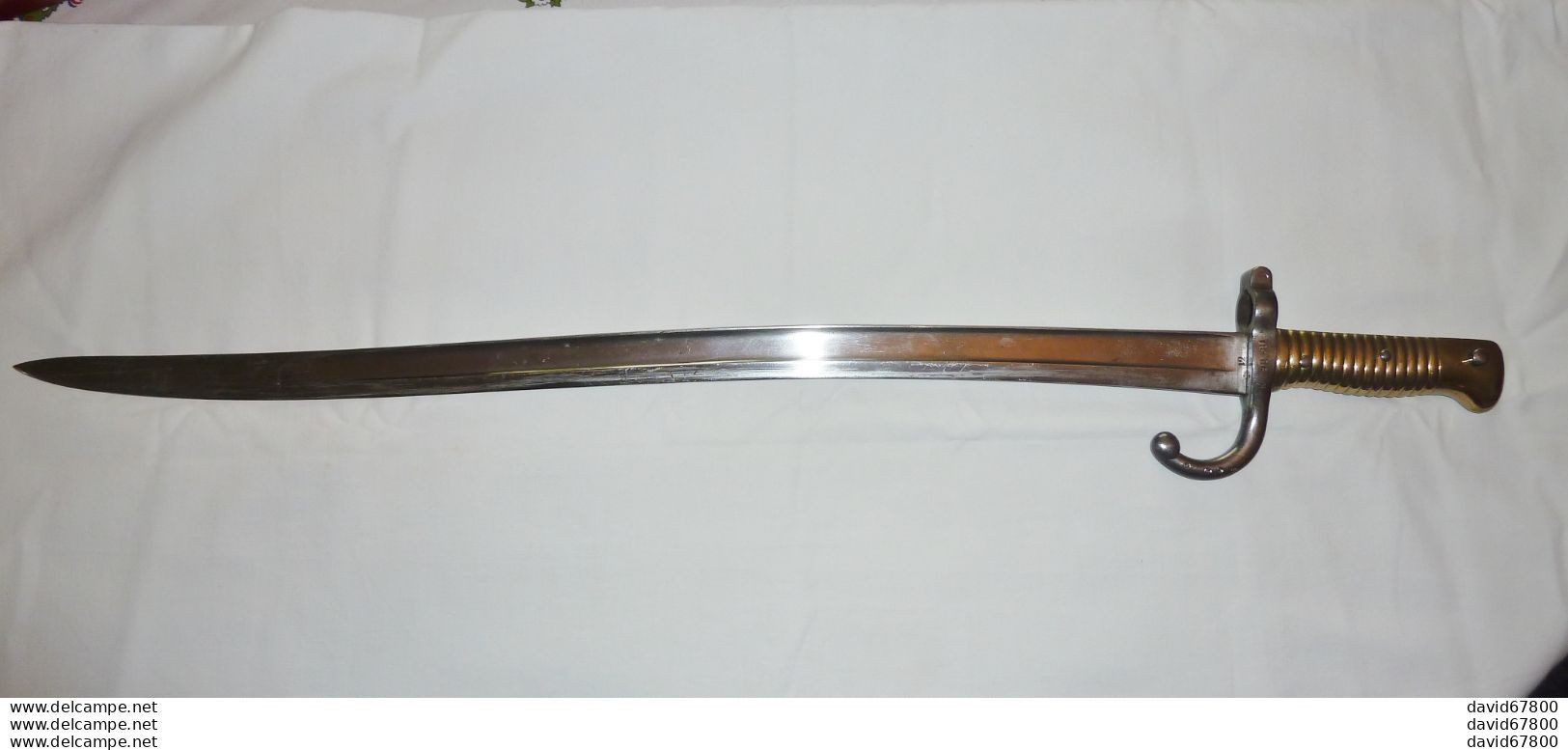 SABRE BAÏONNETTE CHASSEPOT MODELE SAINT ÉTIENNE EN 1872 LAME A DOUBLE A DOUBLE COURBURE DITE YATAGAN PAR DE FOURREAU - Messen