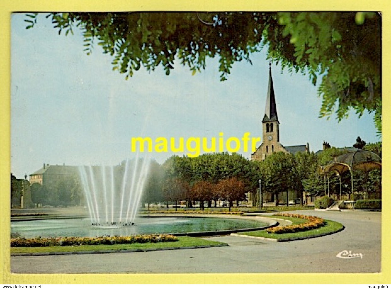 21 CÔTE D' OR / DIJON / PLACE WILSON, EGLISE SAINT-PIERRE ET KIOSQUE À MUSIQUE / 1975 - Dijon