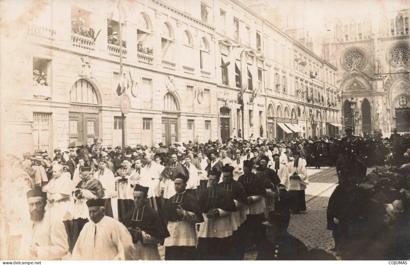 A IDENTIFIER _S28492_ Sortie De Messe ? Procession ? Carte Photo - To Identify