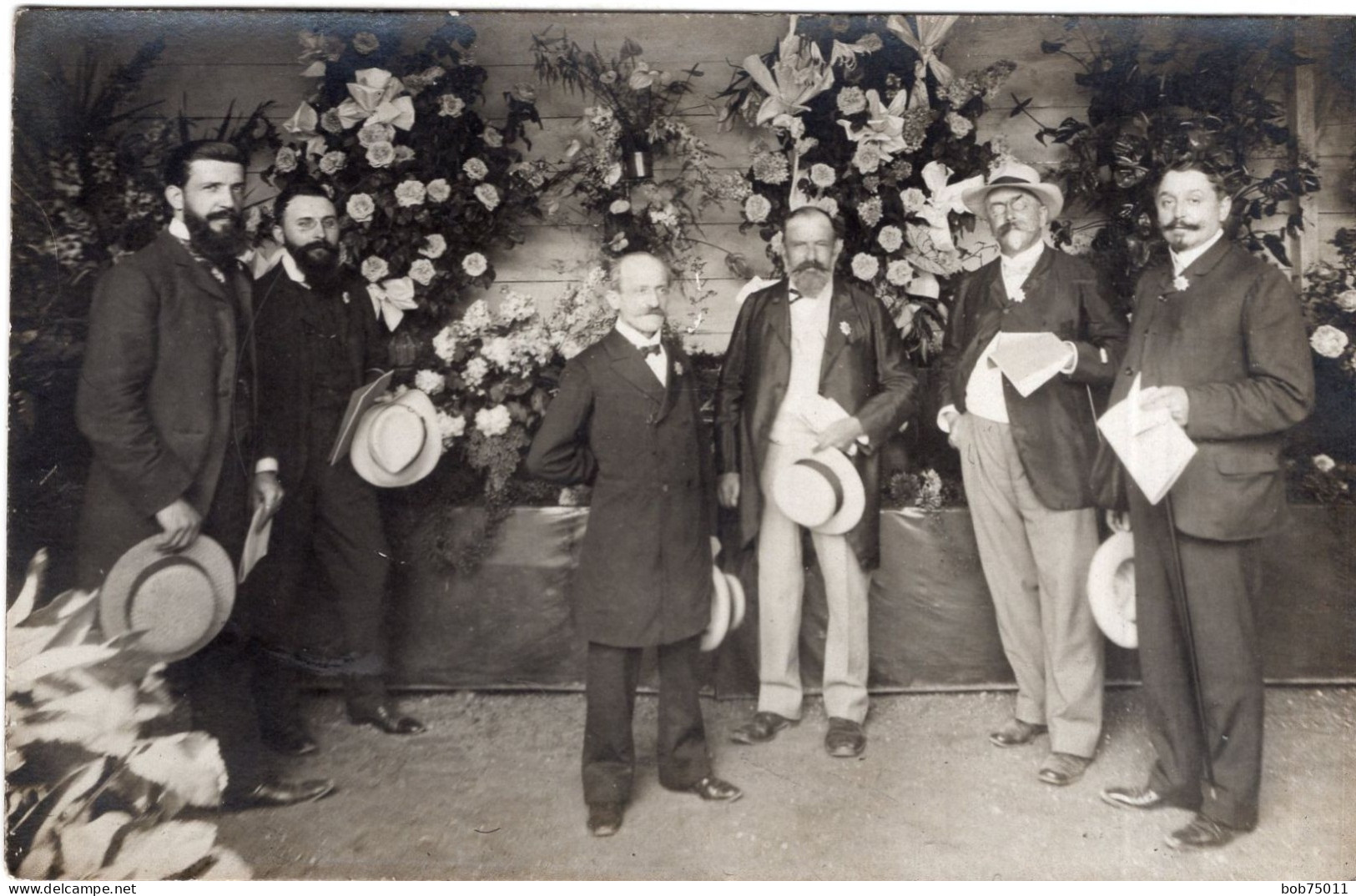 Carte Photo D'hommes élégant Posant Devant Un Décor De Fleurs Vers 1910 - Anonymous Persons