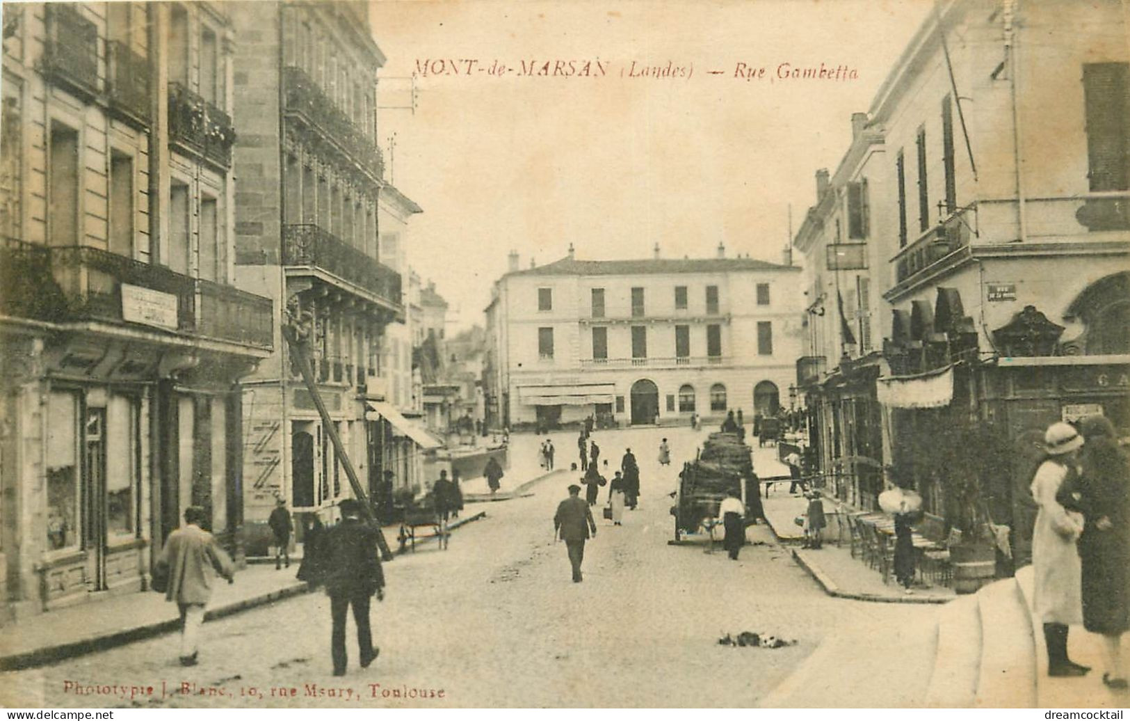 WW 40 MONT-DE-MARSAN. Réparateur De Gouttières Sur Son échelle Rue Gambetta Et Café Rue De La Poste 1918 - Mont De Marsan