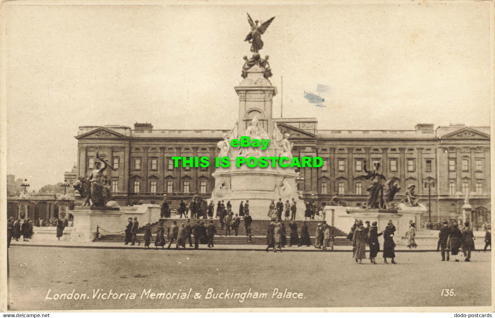 R587833 London. Victoria Memorial And Buckingham Palace. 136. Beagles - Otros & Sin Clasificación