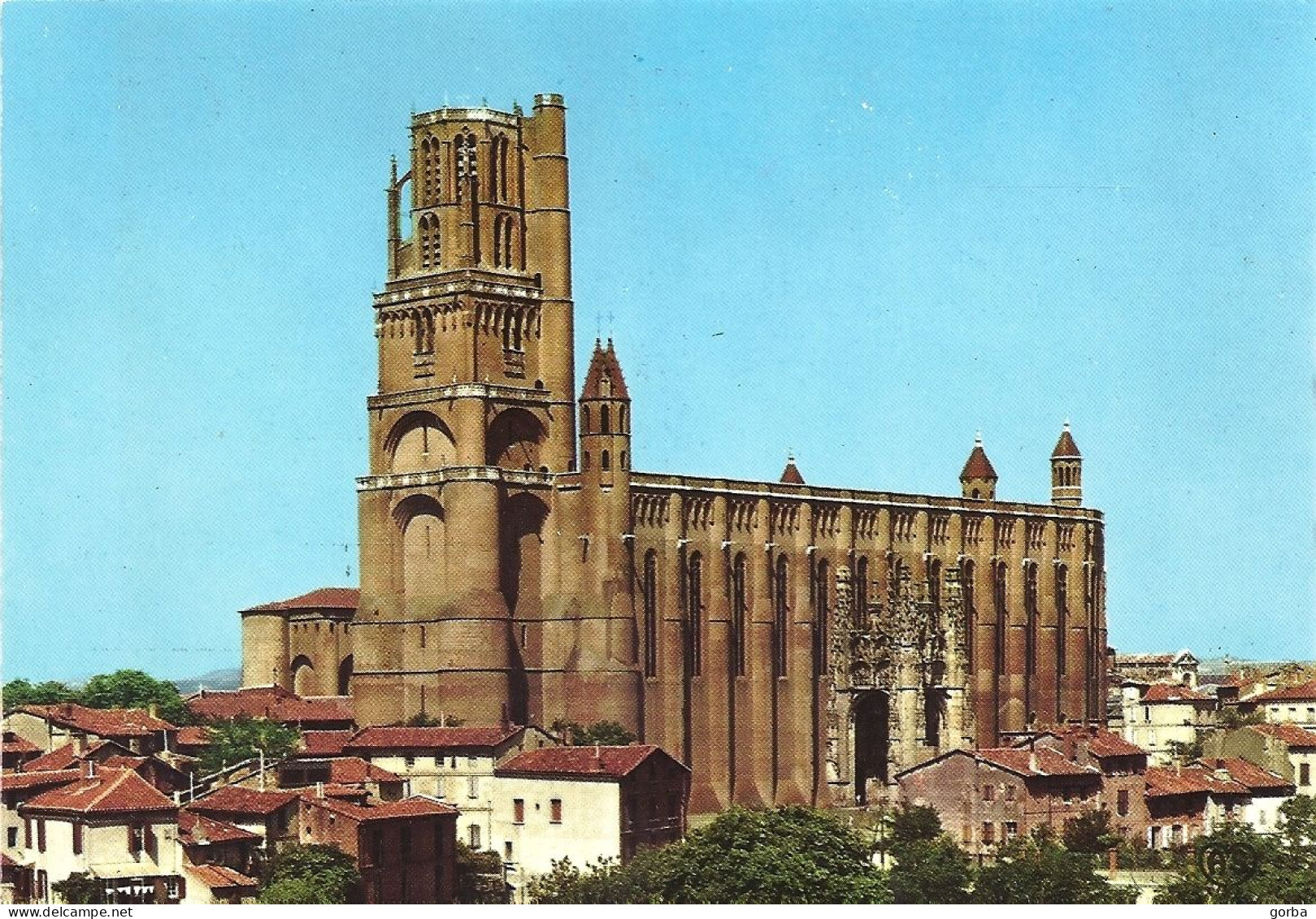 *CPM - 81 - ALBI - La Cathédrale Ste Cécile Dominant Les Vieux Quartiers - Albi