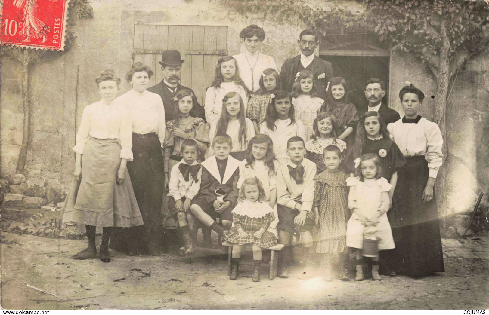 ENFANTS _S28497_ Carte Photo - A Identifier - Groupe D'Enfants Femmes Et Hommes - Gruppen Von Kindern Und Familien