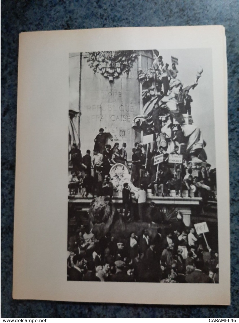 AFFICHE  -  PHOTOGRAPHIQUE  -  MANIFESTATION SYNDICALE PLACE DE LA REPUBLIQUE  A  PARIS EN 1966 - Posters
