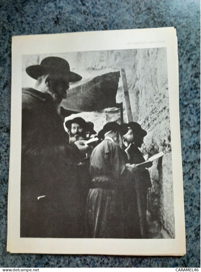 AFFICHE  -  PHOTOGRAPHIQUE  - RABBINS  EN PRIERE DEVANT LE MUR DES LAMENTATIONS A JERUSALEM EN 1967 - Affiches