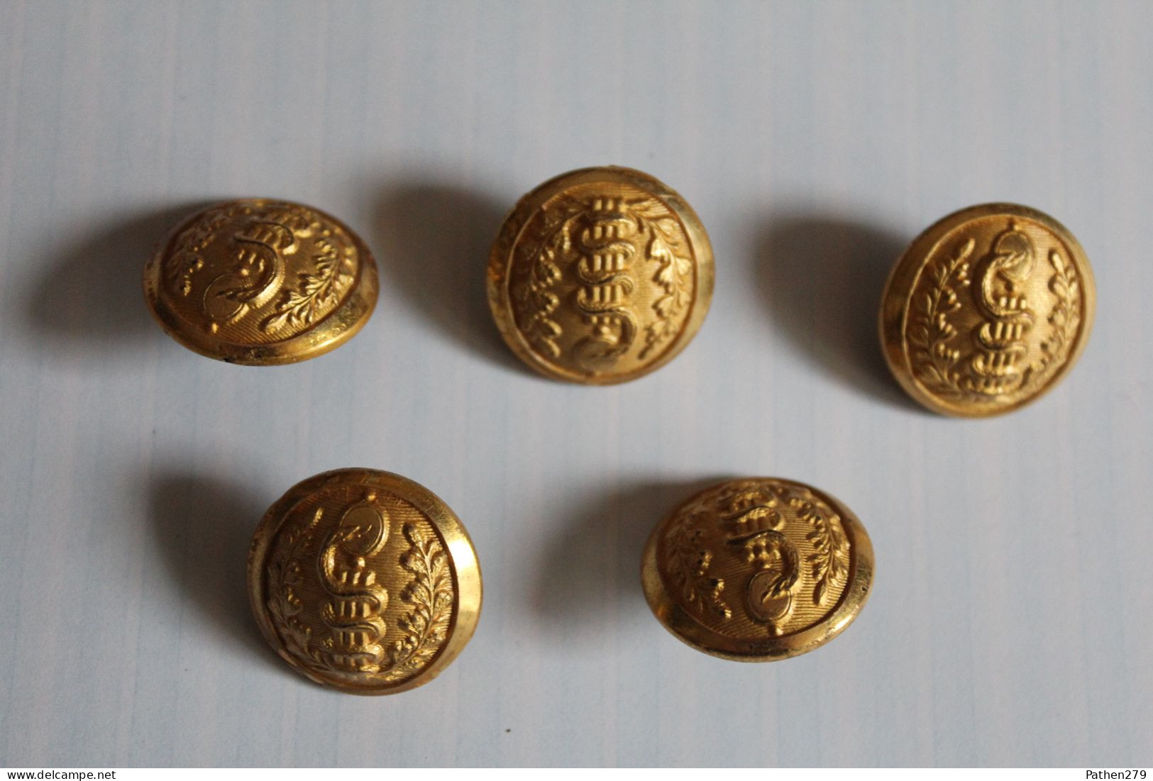 Lot De 5 Anciens Boutons Militaires Dorés 25mm T.W. & W. Du Service De Santé - Buttons