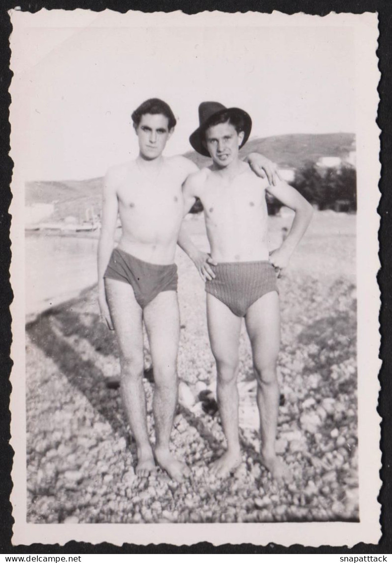 Jolie Photographie Deux Hommes En Maillot De Bain Demi Nu Half Nude Sexy Hot Bulge Plage Man Men Gay 1947 6x8,8 Cm - Altri & Non Classificati