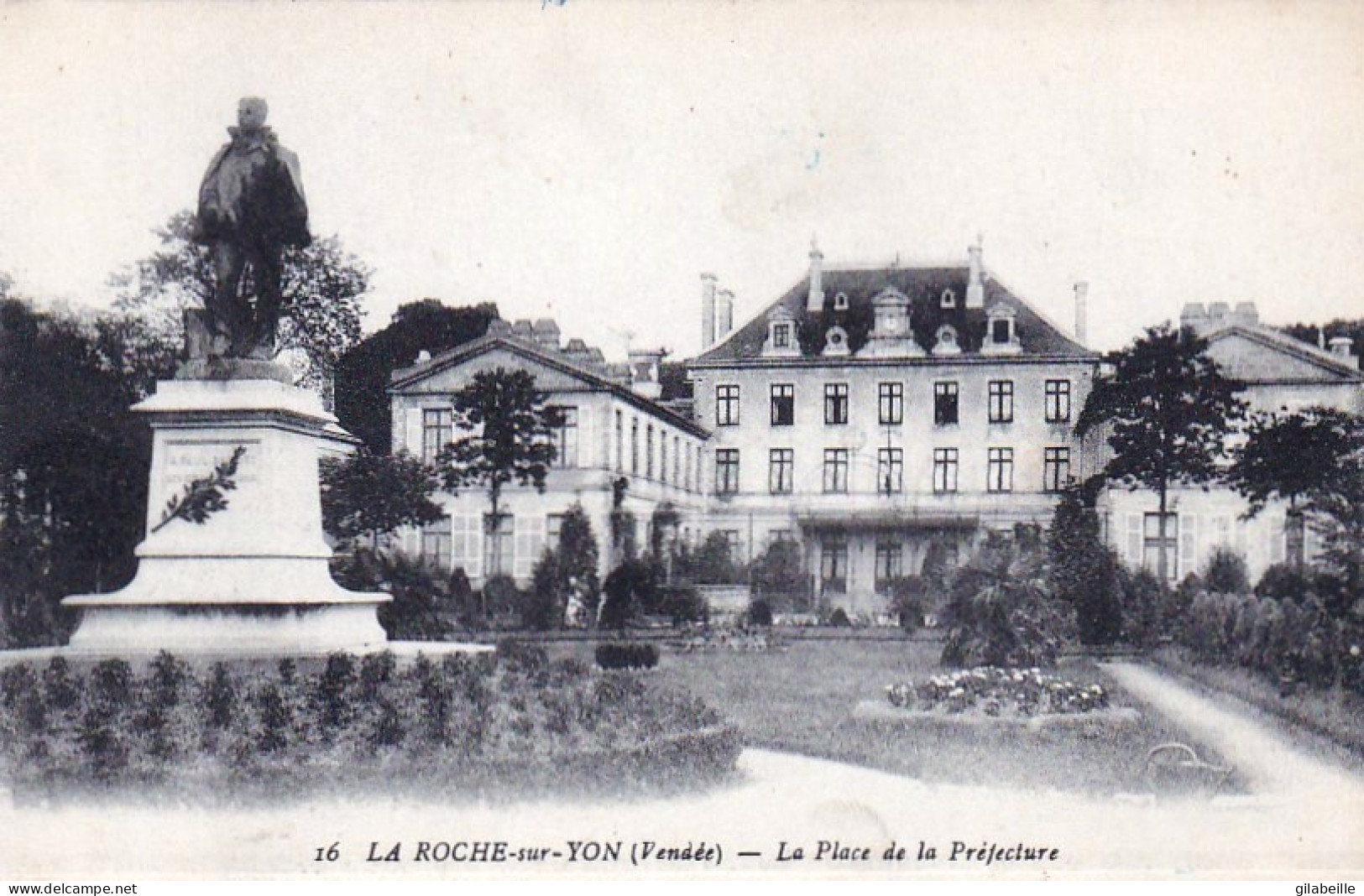 85 - LA ROCHE  Sur YON - La Place De La Prefecture - La Roche Sur Yon
