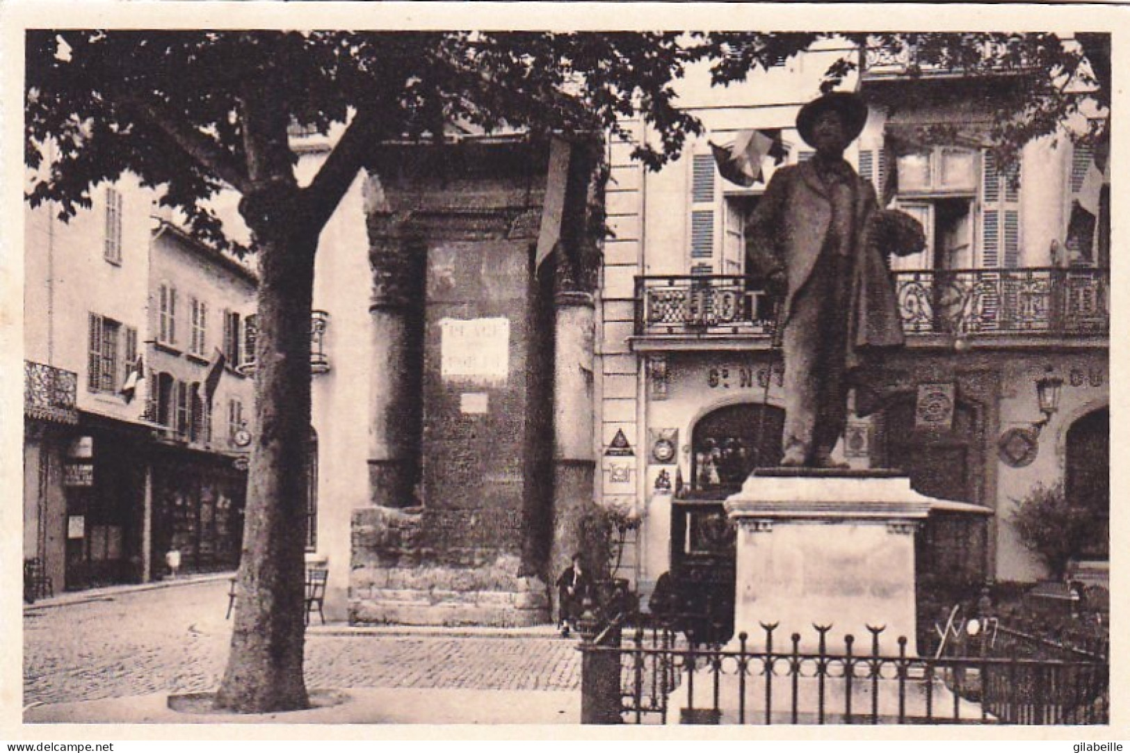 13 - ARLES - Le Forum - La Place - Statue De Mistral - Arles