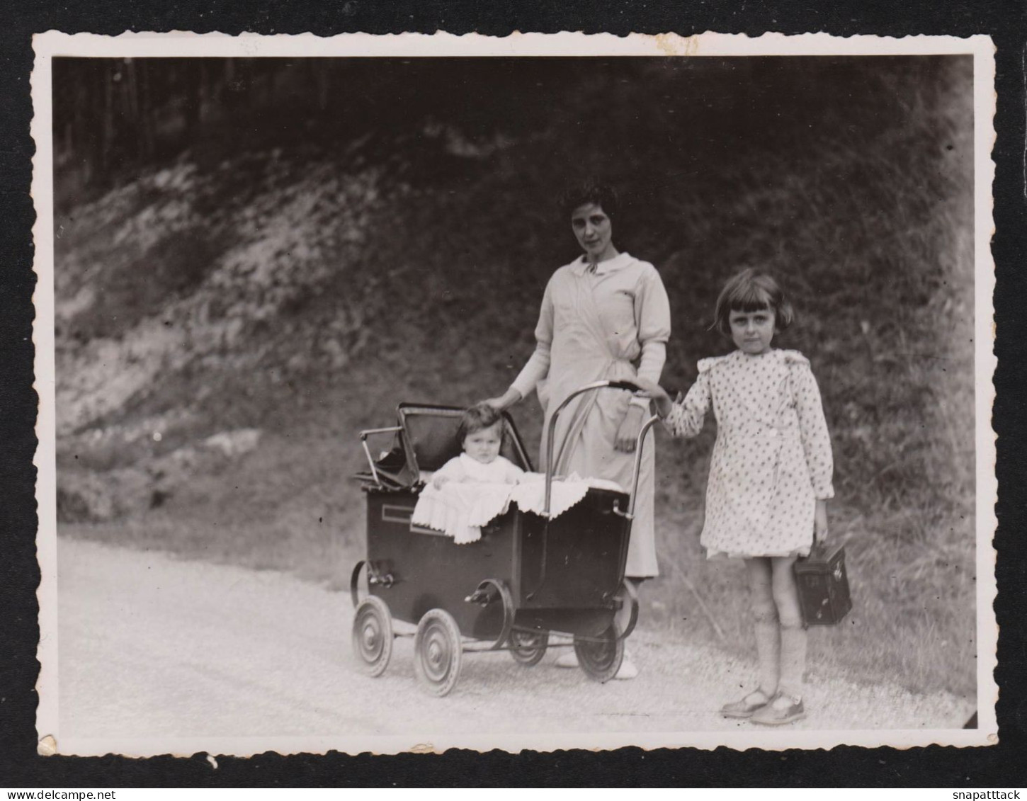 Jolie Photographie De Famille Ancienne, Femme Fille Et Bébé Dans Un Beau LANDAU, Vintage Poussette 11,8 X 8,8 Cm - Other & Unclassified