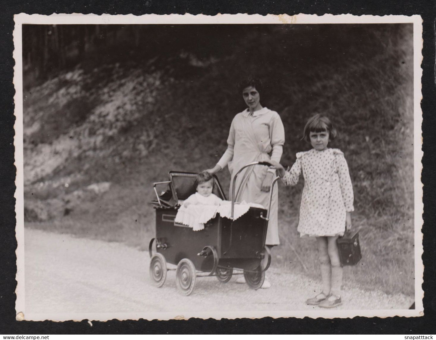 Jolie Photographie De Famille Ancienne, Femme Fille Et Bébé Dans Un Beau LANDAU, Vintage Poussette 11,8 X 8,8 Cm - Sonstige & Ohne Zuordnung