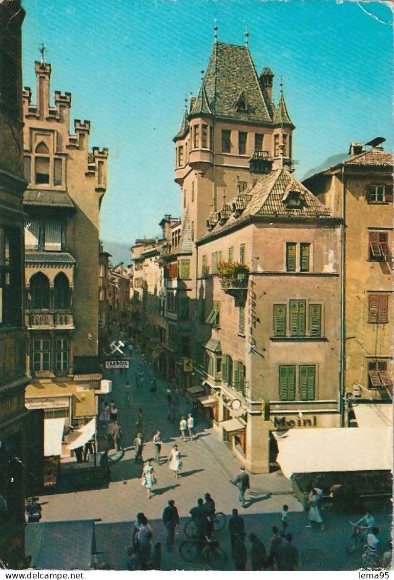 BOLZANO PIAZZA ERBE E VIA MUSEO OBSTMARKT MUSEUMSTRASSE ANNO 1964 VIAGG. ANIMATA - Bolzano