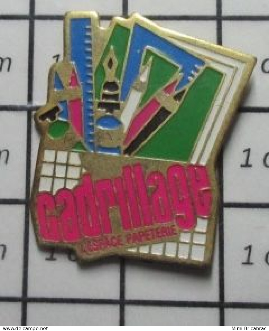 715E Pin's Pins / Beau Et Rare / MARQUES / PAPETERIE CADRILLAGE CRAYONS STYLO EQUERRE - Markennamen