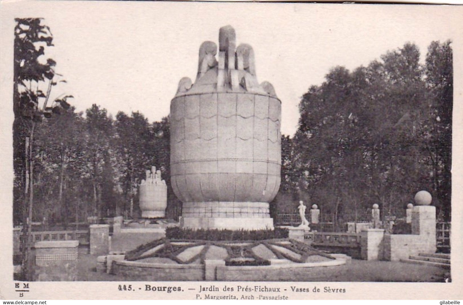 18 - Cher -  BOURGES - Jardin Des Prés Fichaux - Vases De Sevres - Bourges