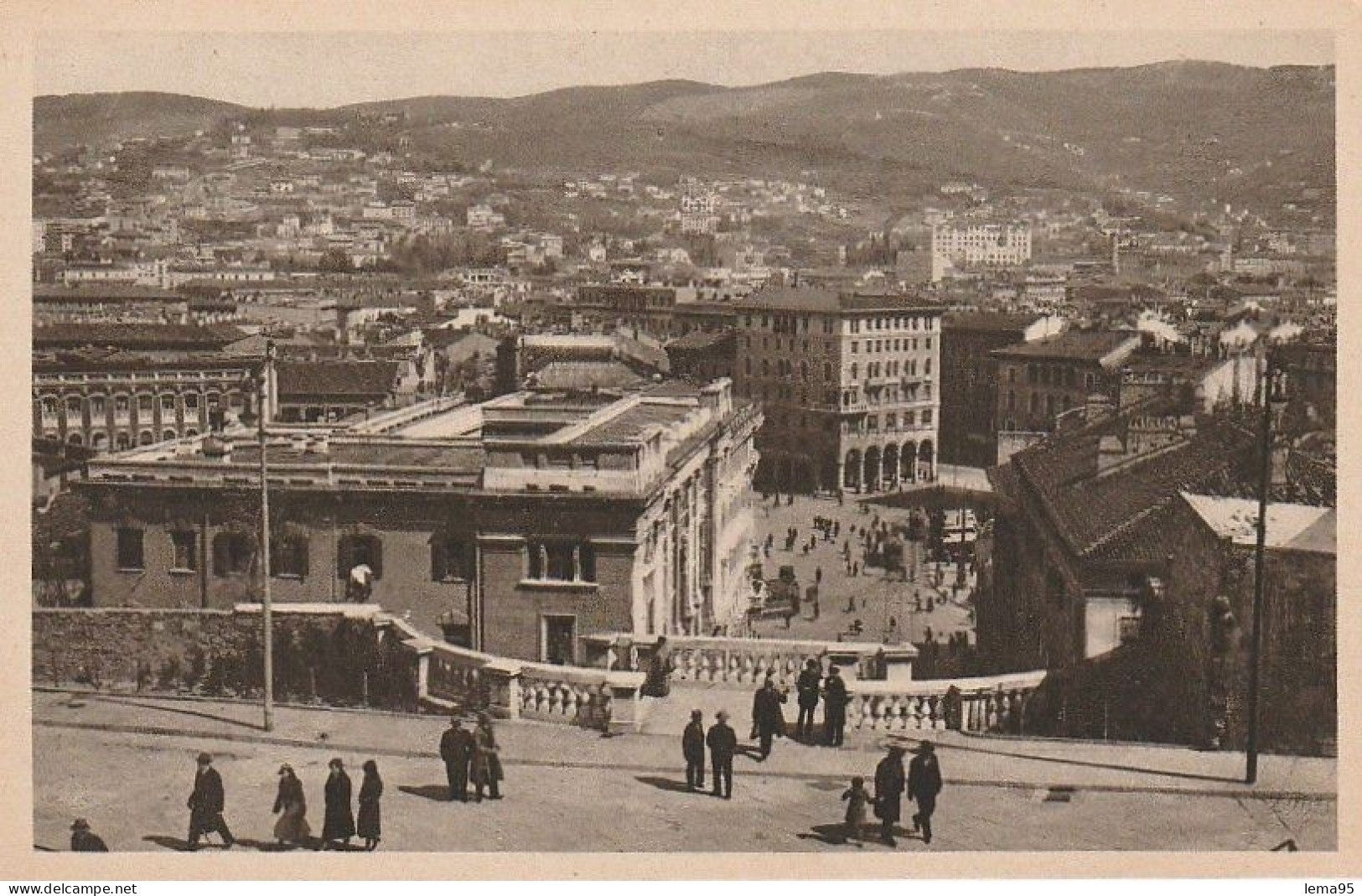 TRIESTE BELLA VEDUTA DEL CENTRO ANIMATA FORMATO PICCOLO NON VIAGGIATA - Trieste (Triest)