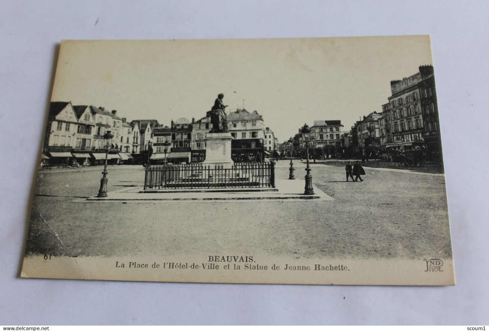 Beauvais - La Place De L'hotel De Ville Et La Statue De Jeanne Hachettte - Beauvais