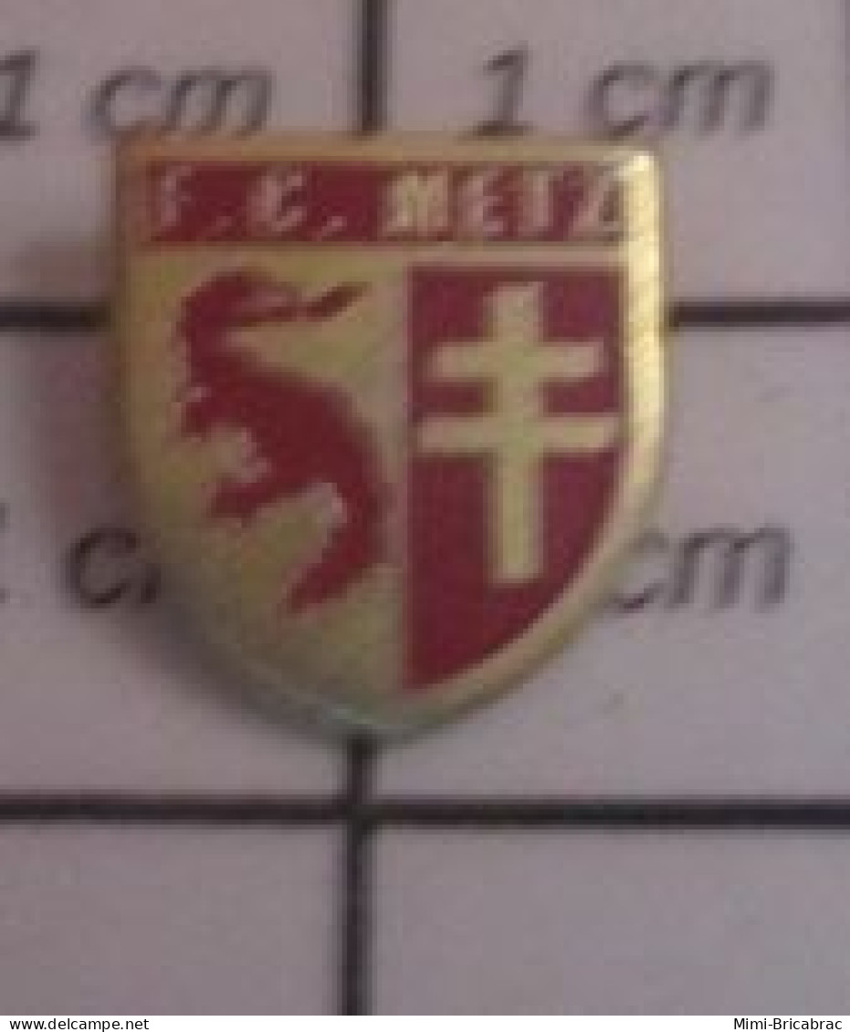 1519 Pin's Pins / Beau Et Rare / SPORTS / CLUB FOOTBALL FC METZ - Football