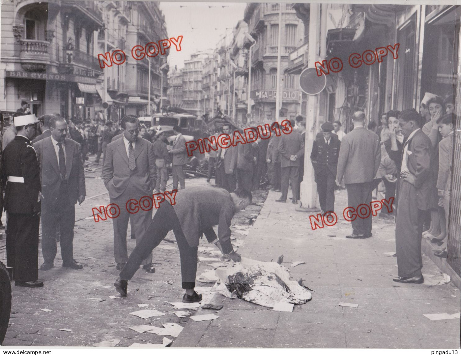 Guerre D'Algérie Alger Attentat Victime Au Sol Photographe G Melet - Guerra, Militares