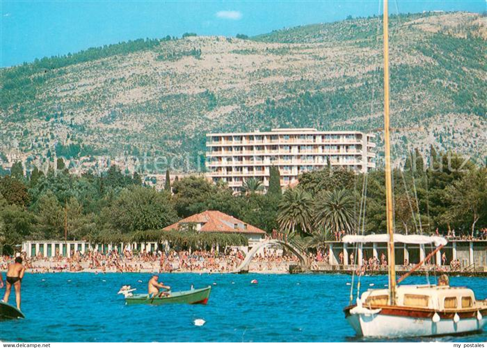 73635408 Dubrovnik Ragusa Ansicht Vom Meer Aus Segelboot Strand Hotels Berge Dub - Kroatië