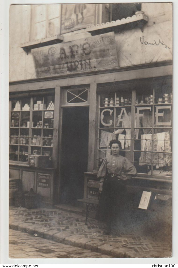 CARTE PHOTO - CAFE CHUPIN ? - MERCERIE - CHAUSSURES - EPICERIE - CHOCOLAT MENIER -z 2 SCANS Z- - Zu Identifizieren