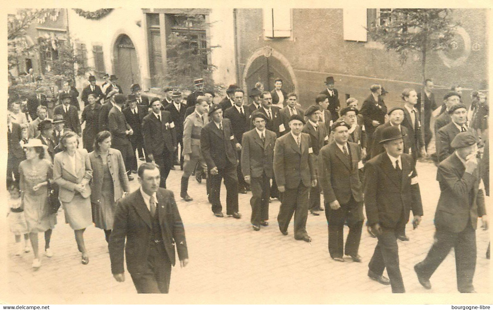 CARTE PHOTO RIQUEWIHR DEFILE MILITAIRE 1945 AU NIVEAU DU 22 RUE DU GENERAL DE GAULLE - Riquewihr