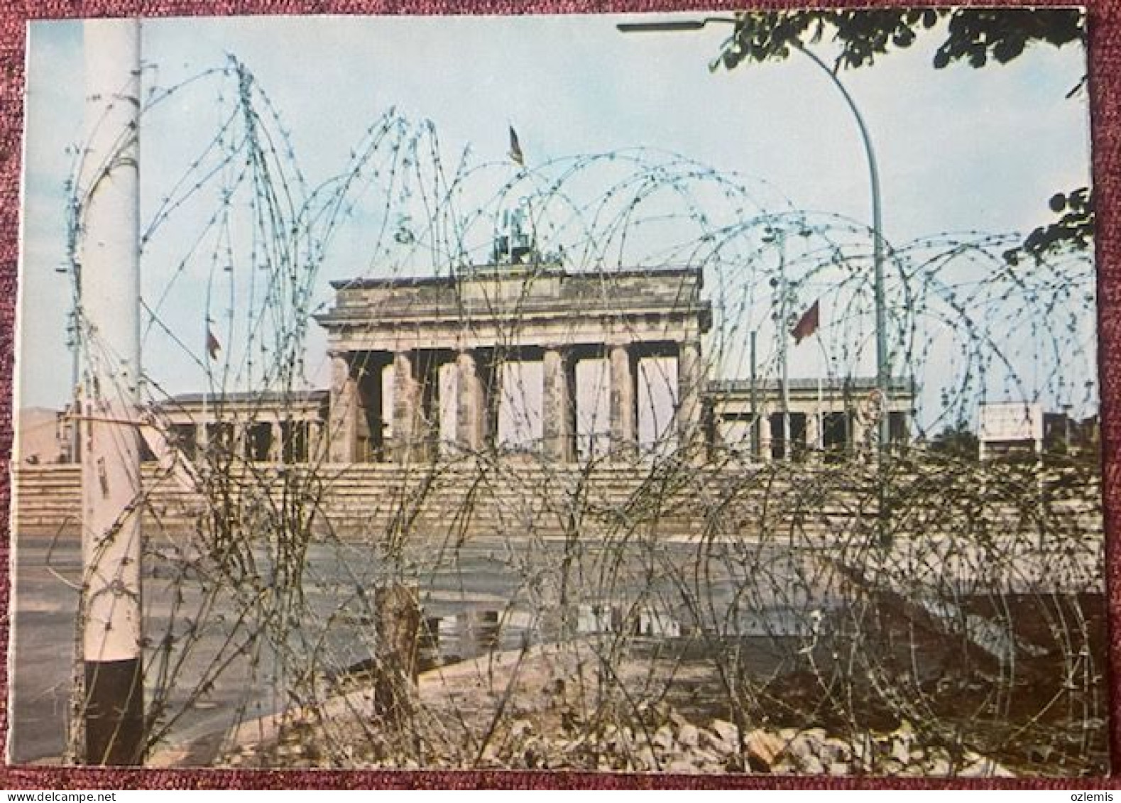 BERLIN , BRANDENBURG GATE CLOSED BY WALL ,POSTCARD - Brandenburger Door