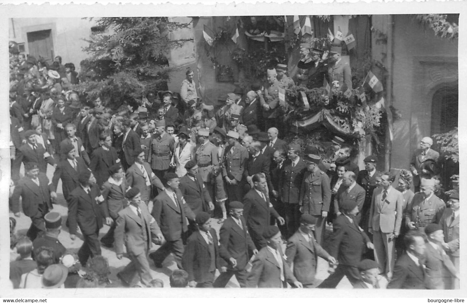 CARTE PHOTO RIQUEWIHR DEFILE MILITAIRE 1945 RUE DU GENERAL DE GAULLE - Riquewihr