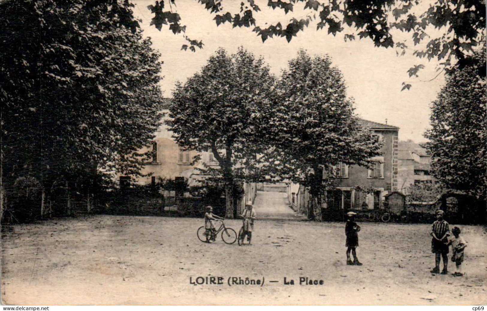 Loire-sur-Rhône Canton De Condrieu La Place Vélo Bike Rhône 69700 Cpa Ecrite Au Dos En B.Etat - Loire Sur Rhone