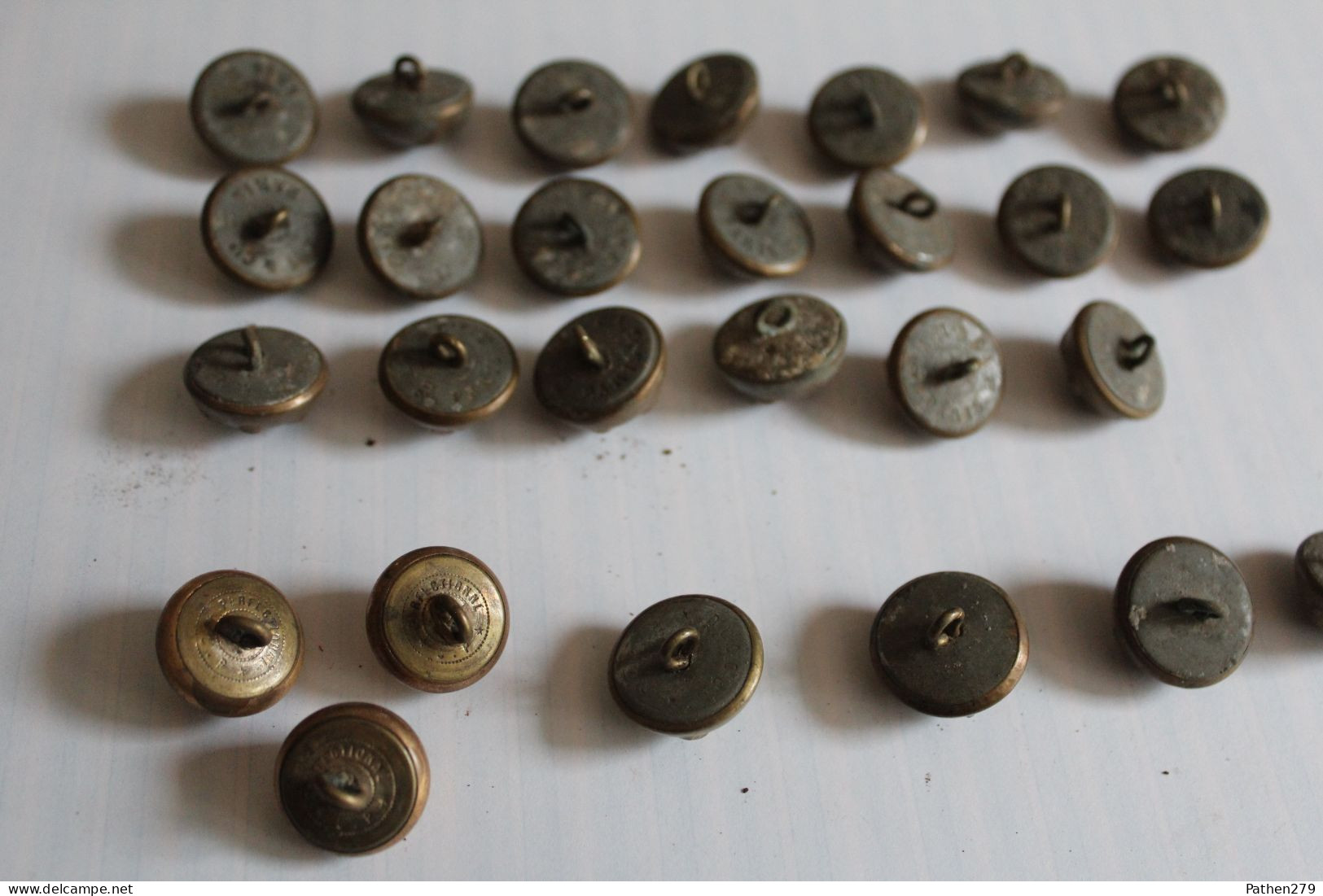 Lot De 28 Anciens Boutons Militaires D'artillerie Cuivre 20mm - Botones