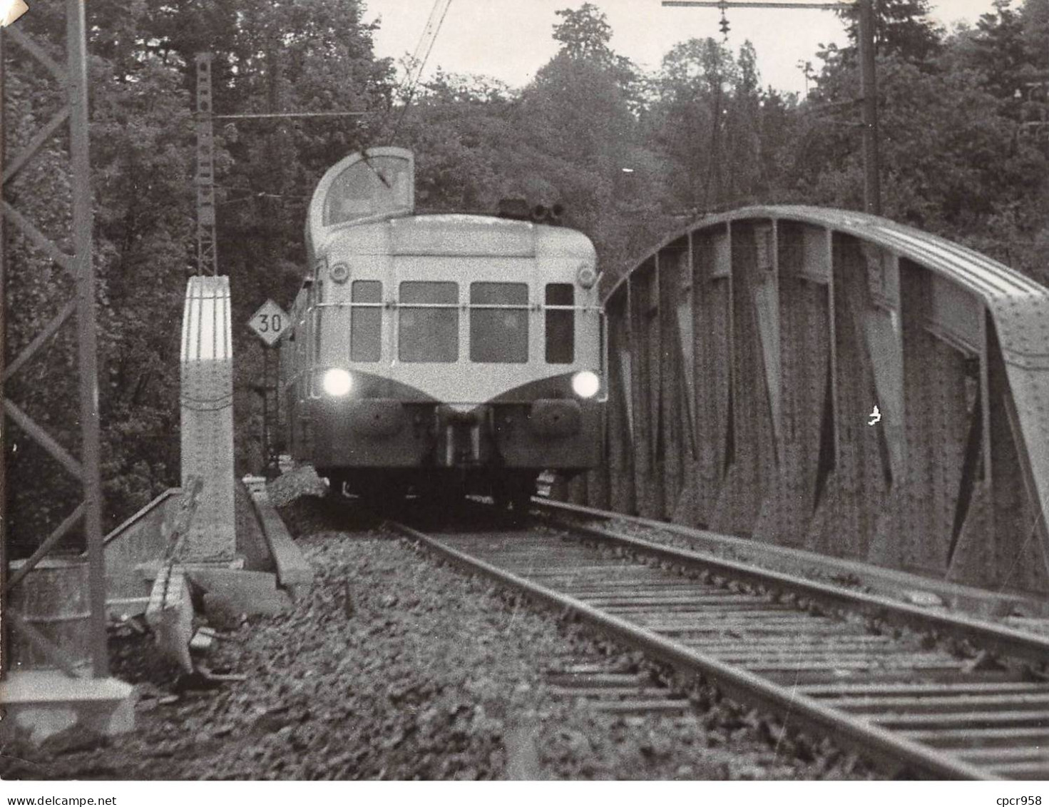 Photographie . Moi10033. Autorail Pont D Ecully En 1955 . 24 X 18 Cm.en L état - Eisenbahnen