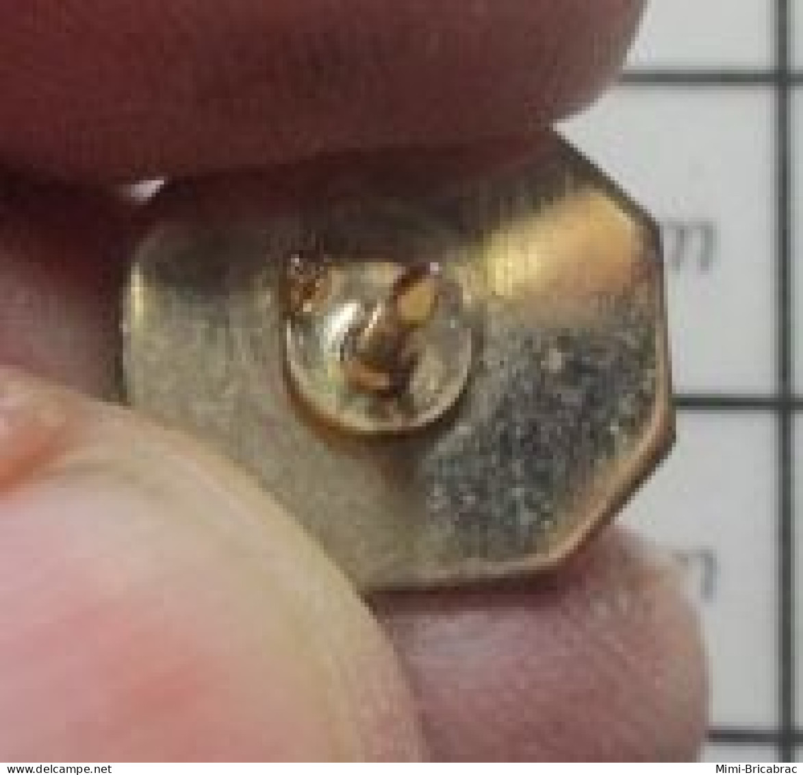 911D Pin's Pins / Beau Et Rare / AUTRES / FORME GEOMETRIQUE INCONNUE ROUGE ET JAUNE - Andere & Zonder Classificatie