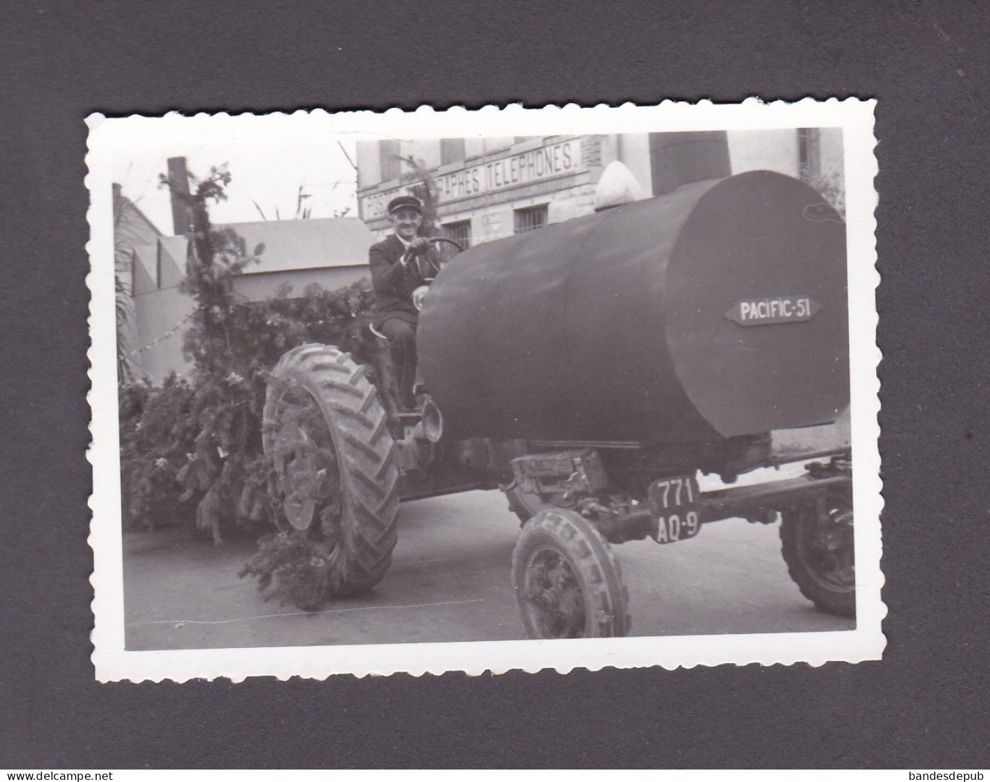 Photo Originale Vintage Snapshot Fête à Situer Char Tracteur Agricole Transformé En Locomotive Pacific 51 Postes - Automobile