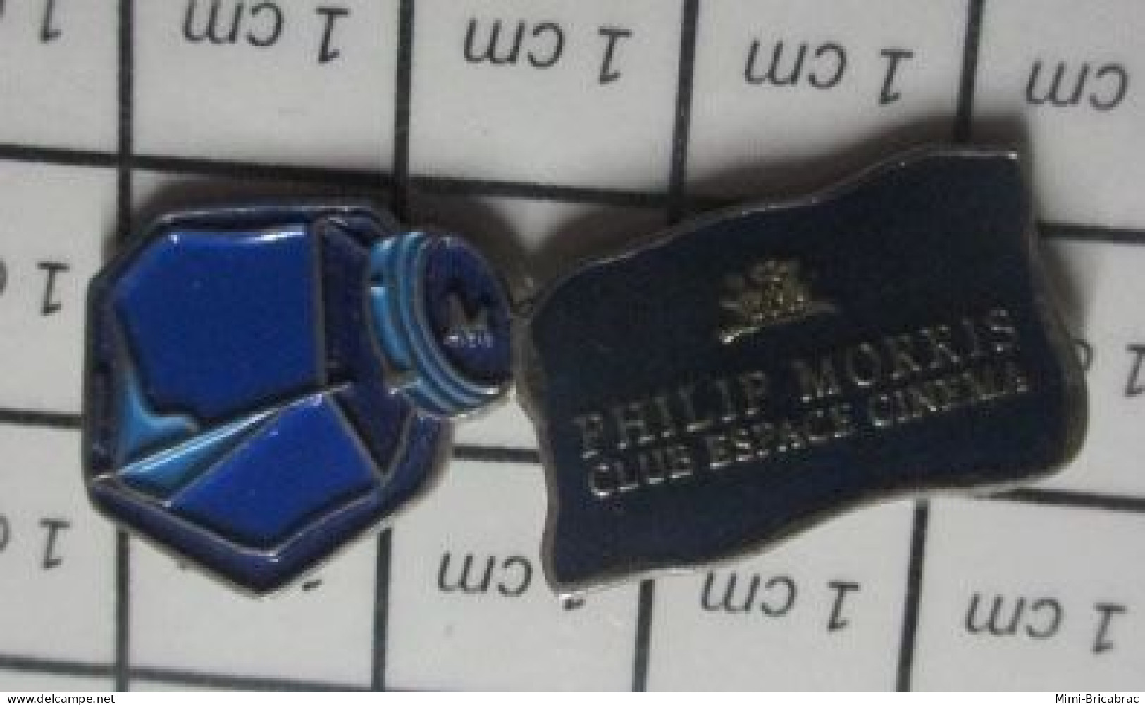 1421 Pin's Pins / Beau Et Rare / CINEMA / BOUTEILLE D'ENCRE DE CHINE RENVERSEE PHILIP MORRIS CLUB ESPACE CINEMA - Filmmanie