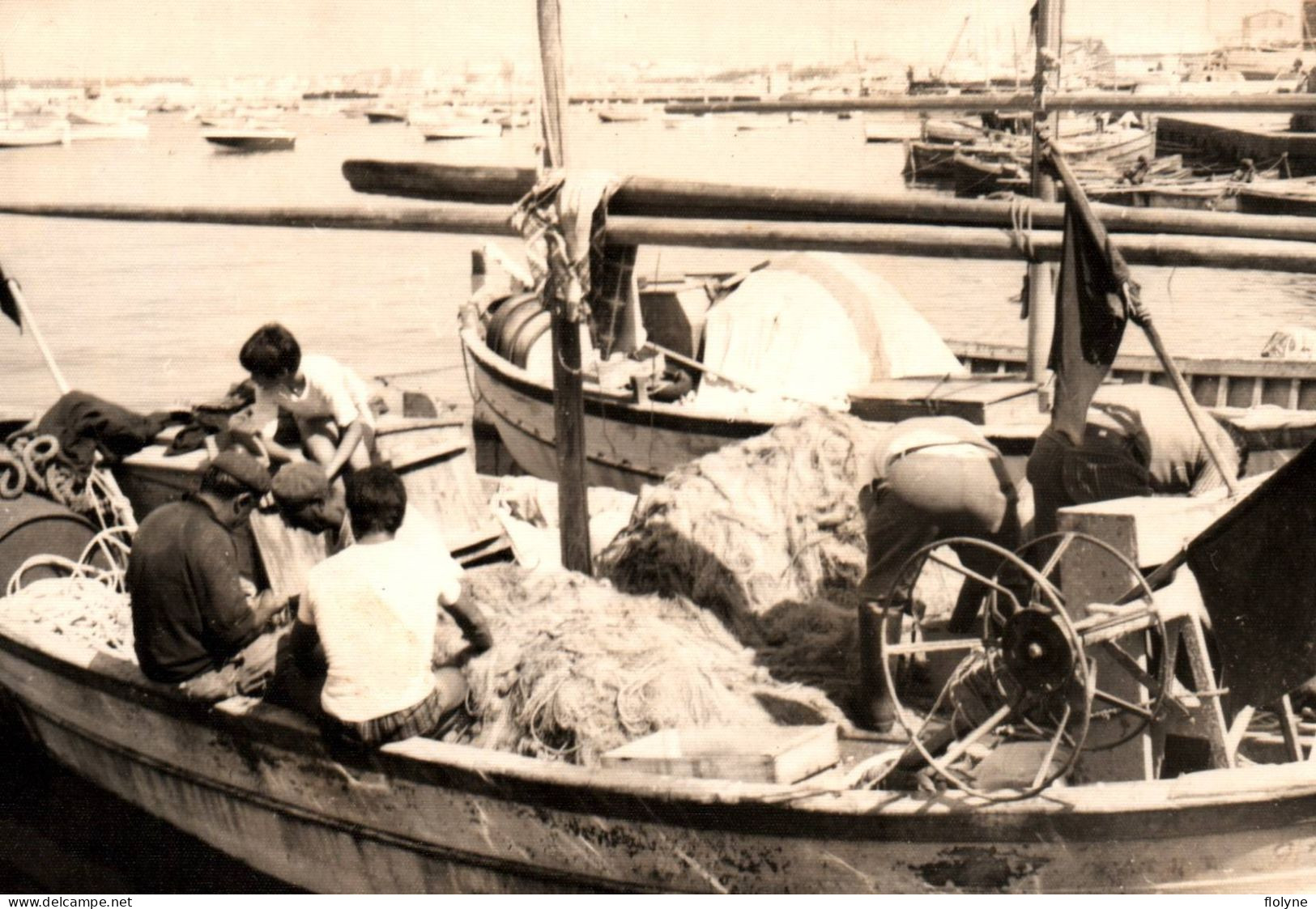 Métier - Photo Ancienne - Pêcheurs Sur Leur Bateau , Raccommodage Des Filets - 10x14 Cm - Fishing