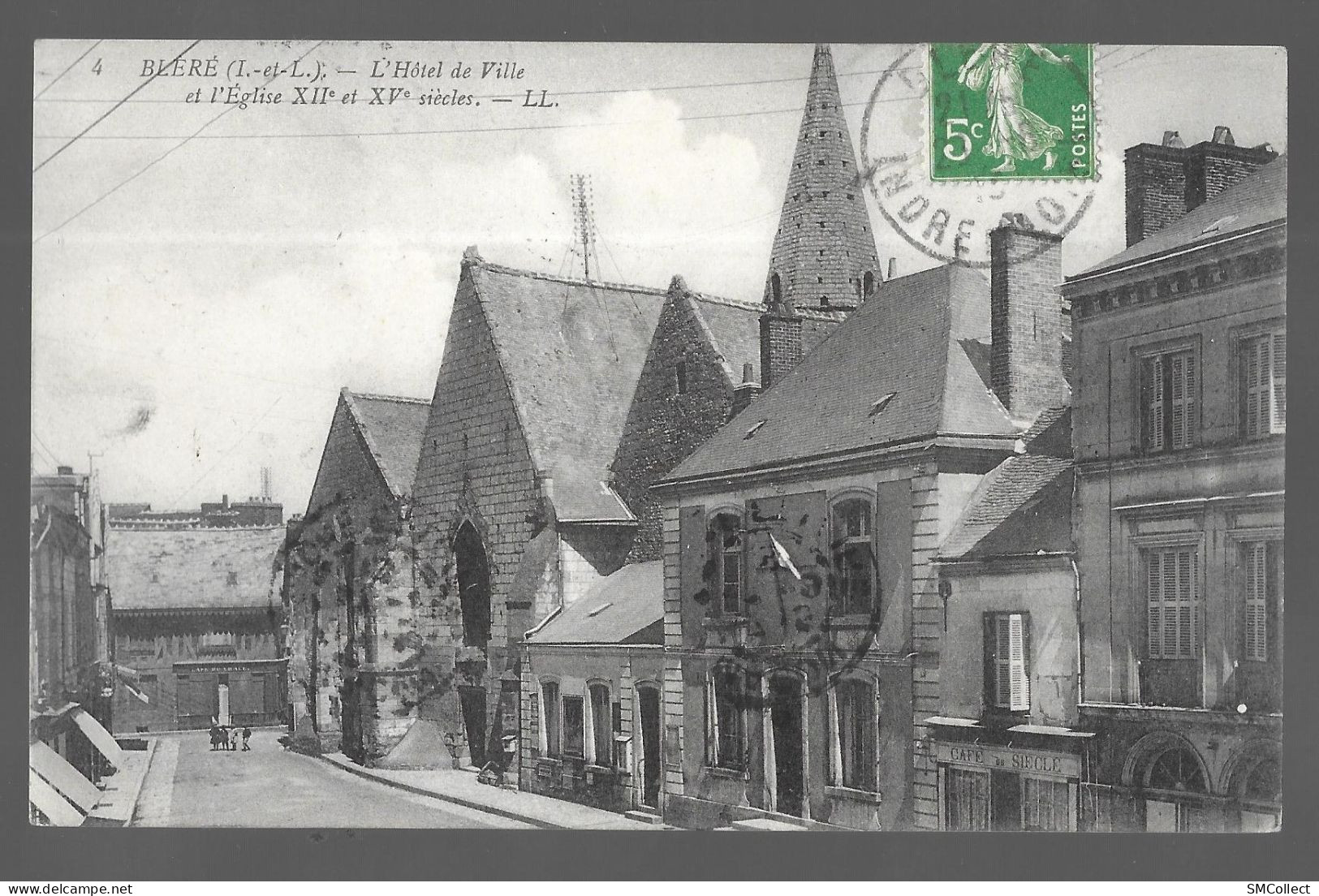 Bléré, L'hotel De Ville Et L'église (13735) - Bléré