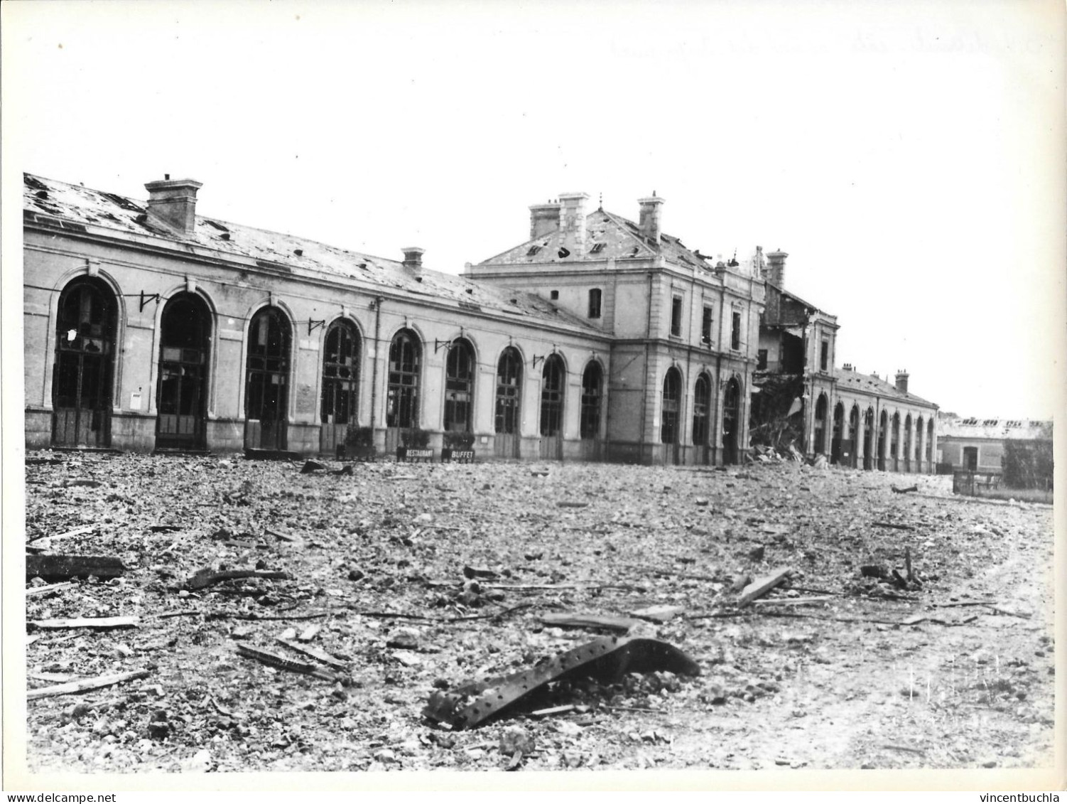 2 Photos SNCF Gare D'Evreux Destruction Seconde Guerre Mondiale Ww2 Puis Reconstruite B. V. Cour Voyageurs 24x18cm - Trains