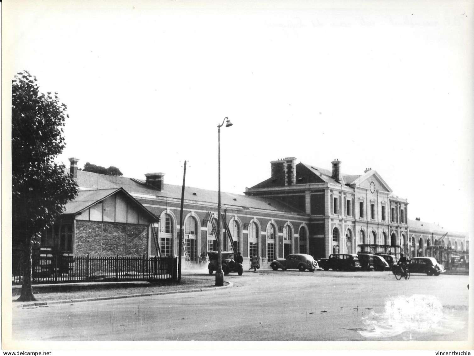 2 Photos SNCF Gare D'Evreux Destruction Seconde Guerre Mondiale Ww2 Puis Reconstruite B. V. Cour Voyageurs 24x18cm - Eisenbahnen