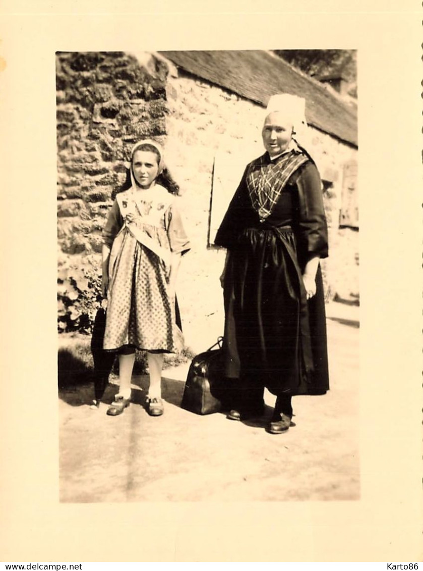 Plonévez Porzay * Enfant Fillette & Femme Bretonne Coiffe Costume Coiffes , Au Pardon De Ste Anne La Palud 1948 - Plonévez-Porzay