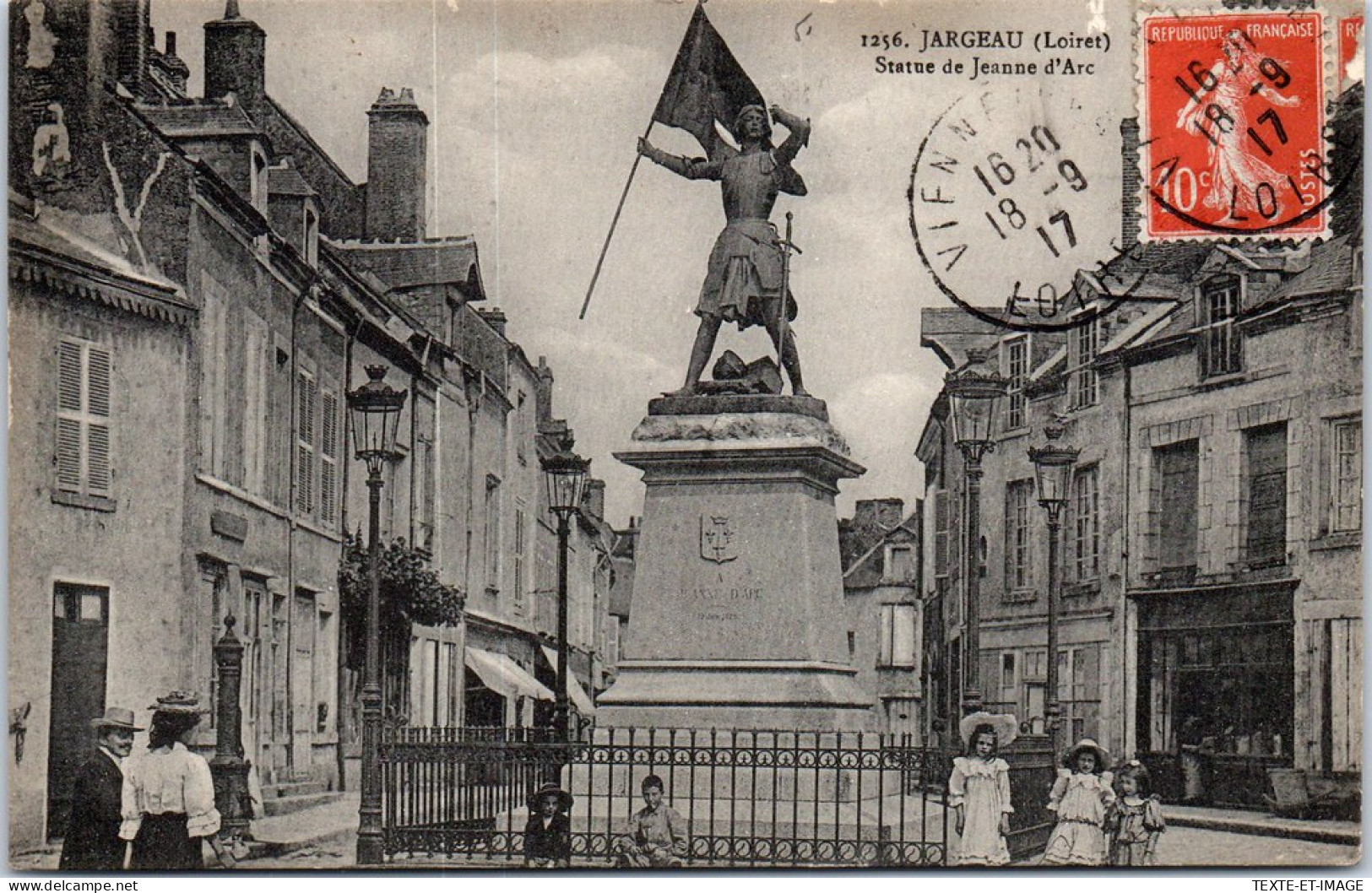 45 JARGEAU - Vue D'ensemble De La Statue De Jeanne D'arc. - Jargeau