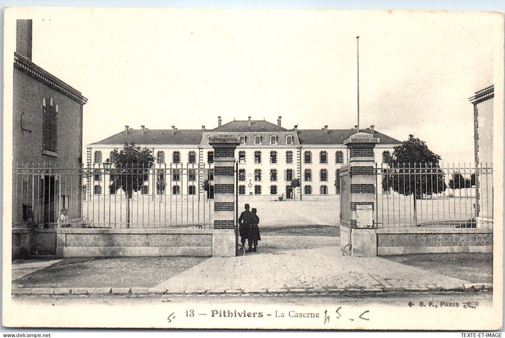45 PITHIVIERS - La Caserne. - Pithiviers