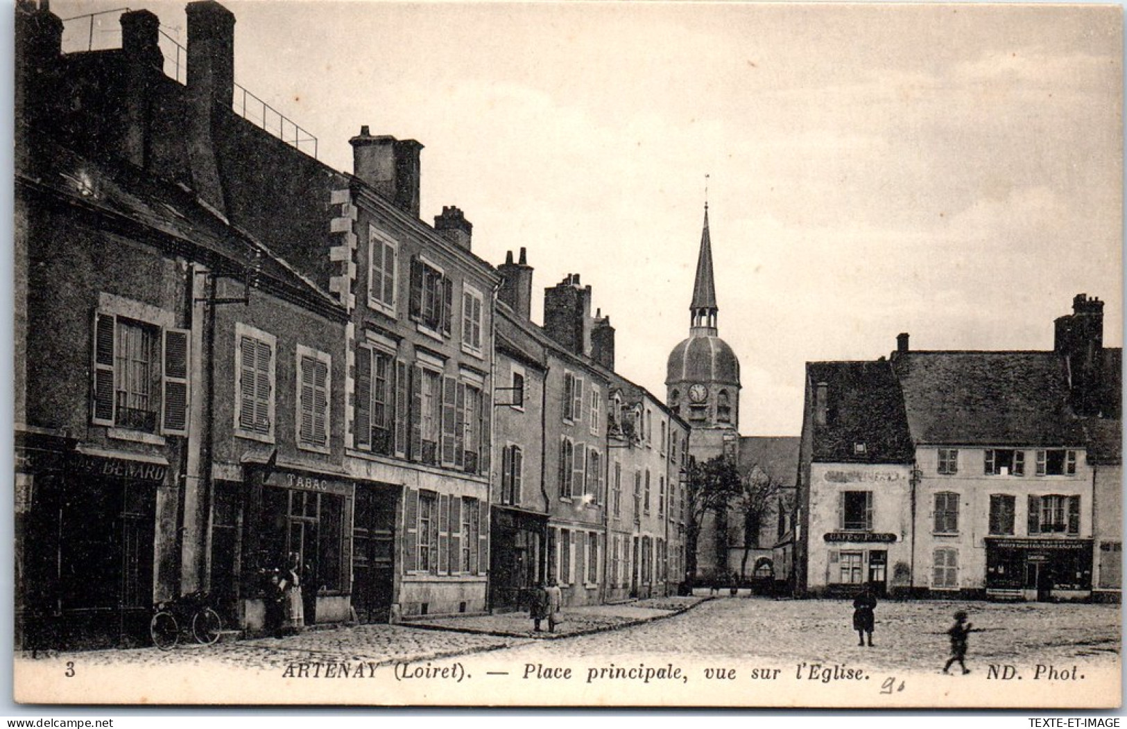 45 ARTENAY - Place Principale, Vue Sur L'eglise  - Artenay