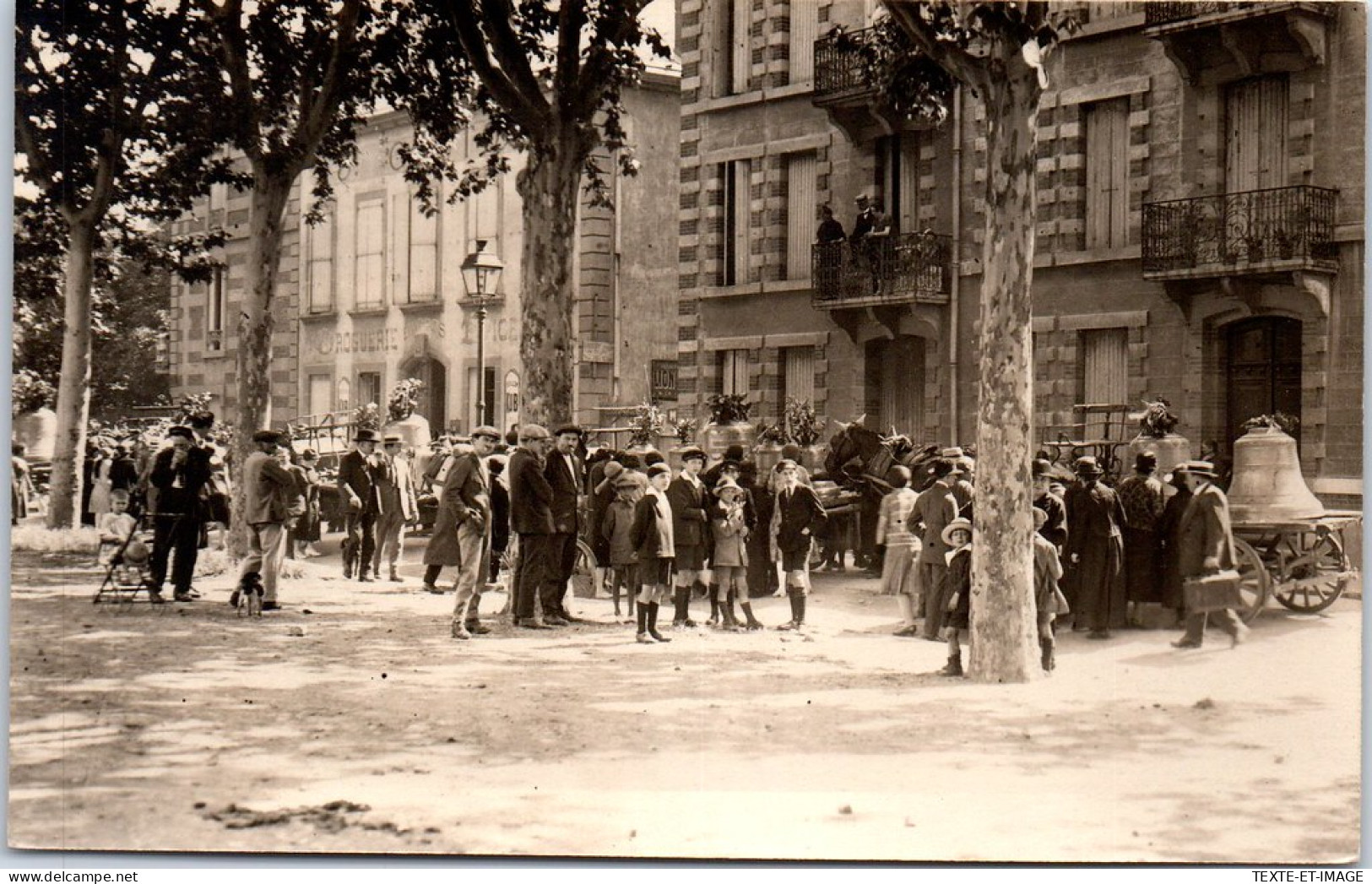 12 MILLAU - CARTE PHOTO - Passage Des Cloches 1926 De La Gare A Eglise - Millau